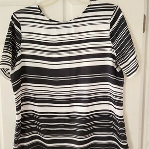 Women's blk/wht striped top.